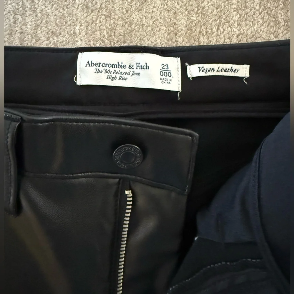 Abercrombie & Fitch ‘90s Relaxed High Rise Vegan Leather Cargo Pant size 23/000 - Picture 5 of 6